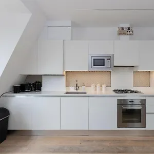 Stunning 3 Bedroom Penthouse With Terrace And Lift Apartment *
