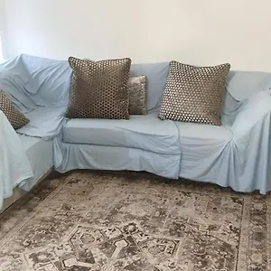 Apartment Lovely 2-bedroom, 1 Bathroom Home, Sleeps 4 London