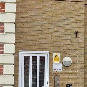 Very Two Bedroom In Apartment *