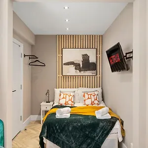 Cosy Heathrow - Parking - Garden Apartment London