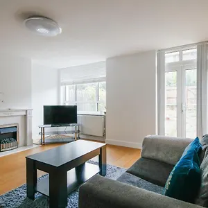 Bright & Welcoming Garden Flat Sleeps 6 In Style Apartment *