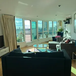 Stunning Penthouse Overlooking River Thames Apartment