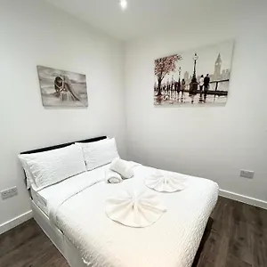 Apartment Immaculate Flat In West