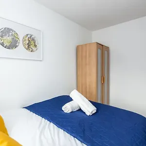 Cosy 2 Bedroom House! Dagenham! Free Parking Apartment Goodmayes