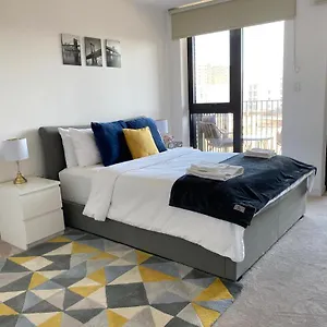 Spacious Modern Ensuite Bedroom Airport Homestay *