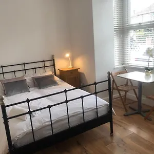 Self-contained Studio Near Heathrow - 77vfr1