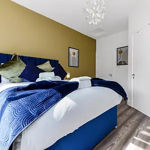 Apartment Lovely Two Bedroom With Ensuite Bathrooms *