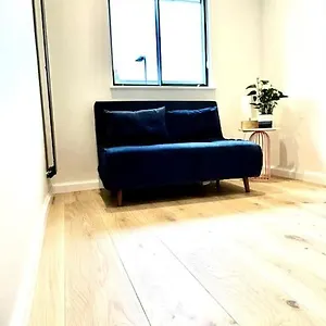 Apartment Newly Renovated Modern 2 Bedroom Flat In West *
