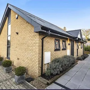 2 - Bedroom Bungalow - Free Gated Parking Holiday home