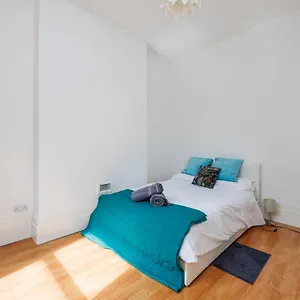 2-bedroom Garden Flat In Finsbury Park, Islington Apartment
