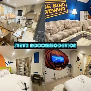 80s Retro 3 Bedroom In Wimbledon Sleeps 6! Netflix Wifi And Arcade! Perfect For Families Business & Leisure Guests! *