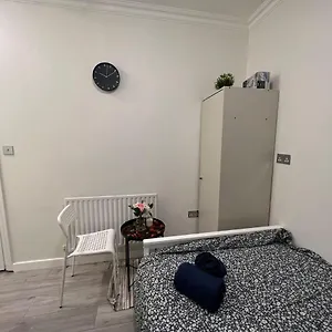 Lovely Close To Acton Station Apartment *