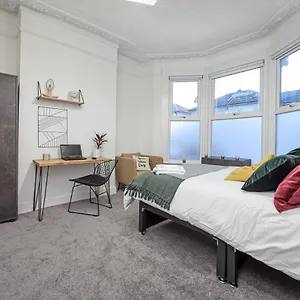 Private In A Shared Проживание в семье Norwood