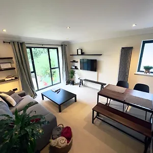 Modern And Cozy 2-guest Flat With Gated Parking *