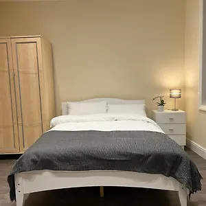 Bed & Breakfast Beautiful Only Few Steps Away From Bruce Grove Tottenham Stadium *