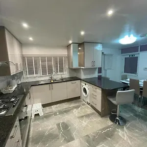 Beautiful 4 Ensuite Bedroom House, Free Wifi, Parking, Family, Corporate, Contractors Ilford
