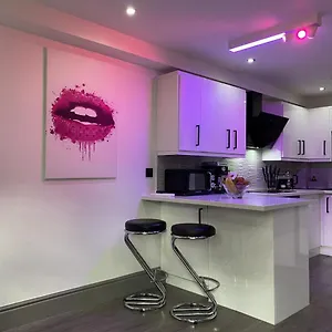 Apartment Modern Victoria Line Apartment: Trendy Living With Parking *