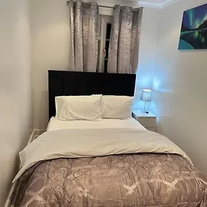 Holiday home Beautiful 3 Bedrooms Town House With Parking Redbridge