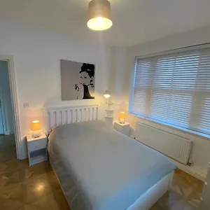 Апартаменты Spacious 1 Bedroom Flat In Лондон