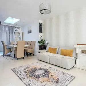 Spacious 5 Bed, 2 Bathrooms House With A Private Garden Дом отдыха *
