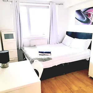 6 Bed House 3 Bathrooms Good Transport Links To London, Free Parking Apartment *