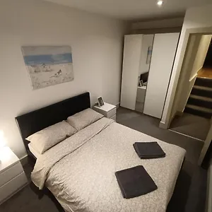 Lovely 2 Bedroom Serviced In Apartment London
