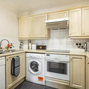 1 Bedroom Flat With Free Parking
