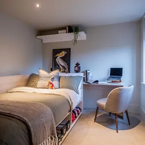 Stylish Studios, Southfields Station - Sk *