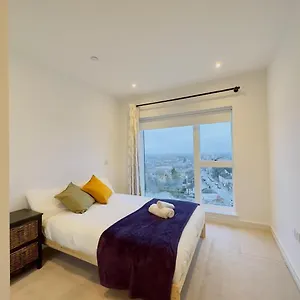 Luxurious Comfy Penthouse - Steps To East Train Station - Views Croydon
