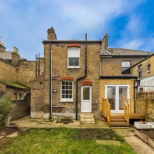 Spacious 5 Bedroom House With Garden + Parking - Amazing Location