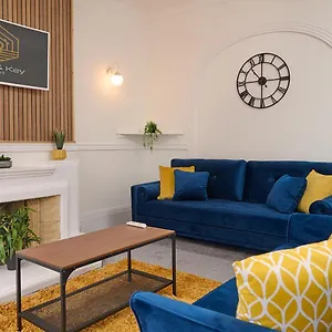 Spacious 3 Bedroom Apartment- Crouch End London