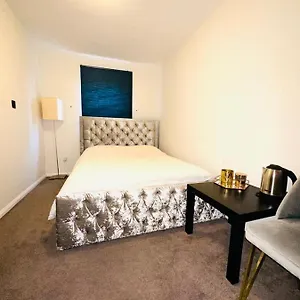 Apartment Shaftesbury Gardens London