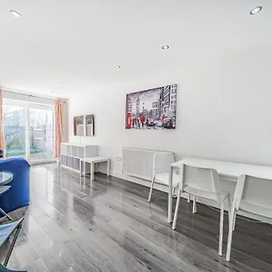 Entire House - Three Bed House In Peckham London