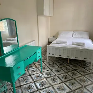Fieldside Studio Flat Апартаменты
