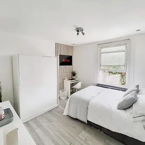 Modern In Centrally Located - 4 London
