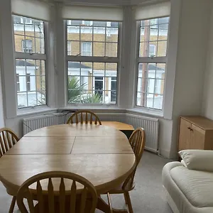 Spacious 3 Bed Flat In Greenwich *