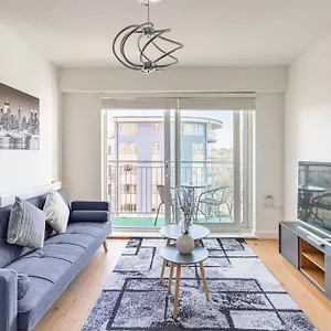 Chic 2br With Natural Light, Indoor Plants, And Balcony! Hendon