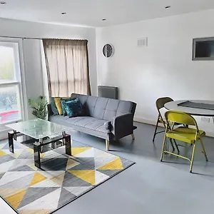 Lovely 2-bedroom Serviced Greater Apartment *
