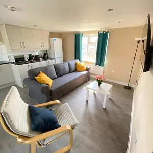 Stunning 1 Bedroom Flat In Wood Apartment *