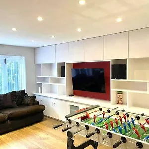 Huge Modern Family London Дом отдыха *