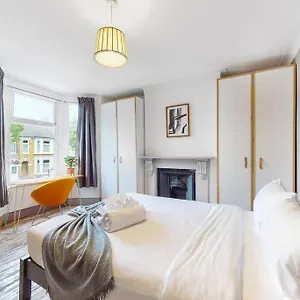 Holiday home Enchanting 3 Bedroom House With Garden In Leyton London