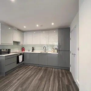 Apartment Star London Finchley Lane 3-bed With Garden *