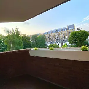 Apartment Apt- Balcony-kensington- 24 7 Security *