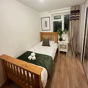 Relaxing In Spacious House * London