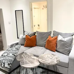 Apartment Modern Single In Kensington