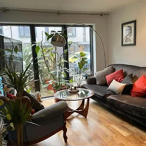 Eclectic East Hideaway With En-suite Лондон