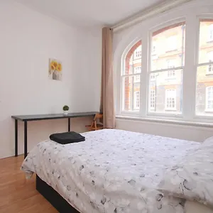 Great Flat Located In Trendy Soho