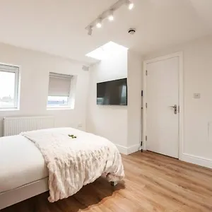 Newly Renovated Modern 4 Bed 3 Bath * London