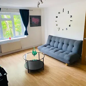 Ealing Apartment Suite * Ealing