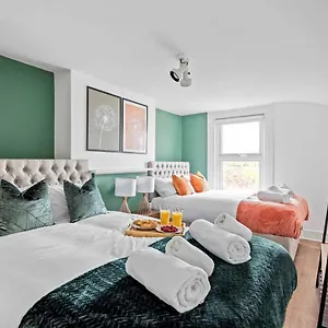 Parea Living - Hackney, 4-bedroom Victorian House W Big Garden Ferienhaus London